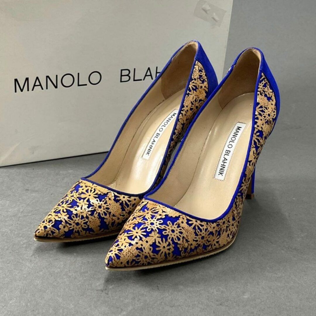 MANOLO BLAHNIK(マノロブラニク)の7h4 《極美品》 MANOLO BLAHNIK マノロブラニク ピンヒール パンプス スエード カーフレザー 花柄 カッティング 36 ブルー レディース レディースの靴/シューズ(ハイヒール/パンプス)の商品写真