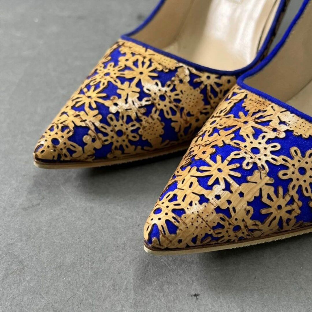 MANOLO BLAHNIK(マノロブラニク)の7h4 《極美品》 MANOLO BLAHNIK マノロブラニク ピンヒール パンプス スエード カーフレザー 花柄 カッティング 36 ブルー レディース レディースの靴/シューズ(ハイヒール/パンプス)の商品写真