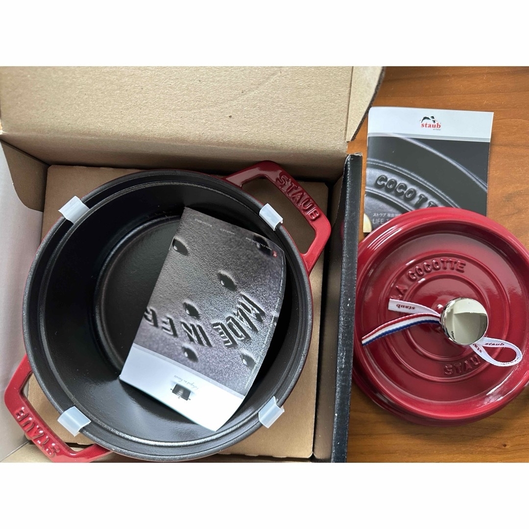 STAUB(ストウブ)の40502-275 ストウブ 鋳物ホーロー鍋 18cm ボルドー STAUB インテリア/住まい/日用品のキッチン/食器(鍋/フライパン)の商品写真