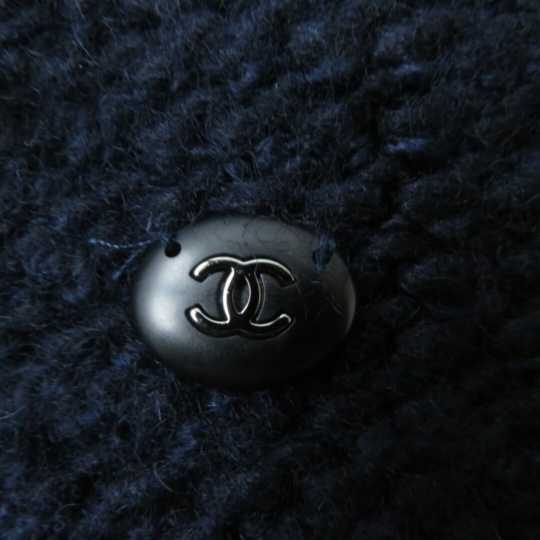 CHANEL(シャネル)の未使用★正規 定価121440円 シャネル 18B P59792 ココマーク付 カシミヤ×シルク混 台形 ニットスカート ネイビー／ブルー 38 伊製 タグ付 レディースのスカート(ミニスカート)の商品写真