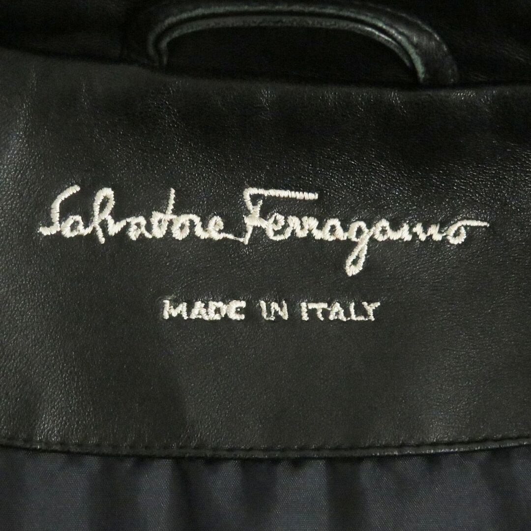 Salvatore Ferragamo(サルヴァトーレフェラガモ)の良品□Salvatore Ferragamo/サルヴァトーレフェラガモ 襟元レザー ガンチーニ金具 キルティングコート/ジャケット 黒 50 イタリア製 正規品 メンズのジャケット/アウター(その他)の商品写真