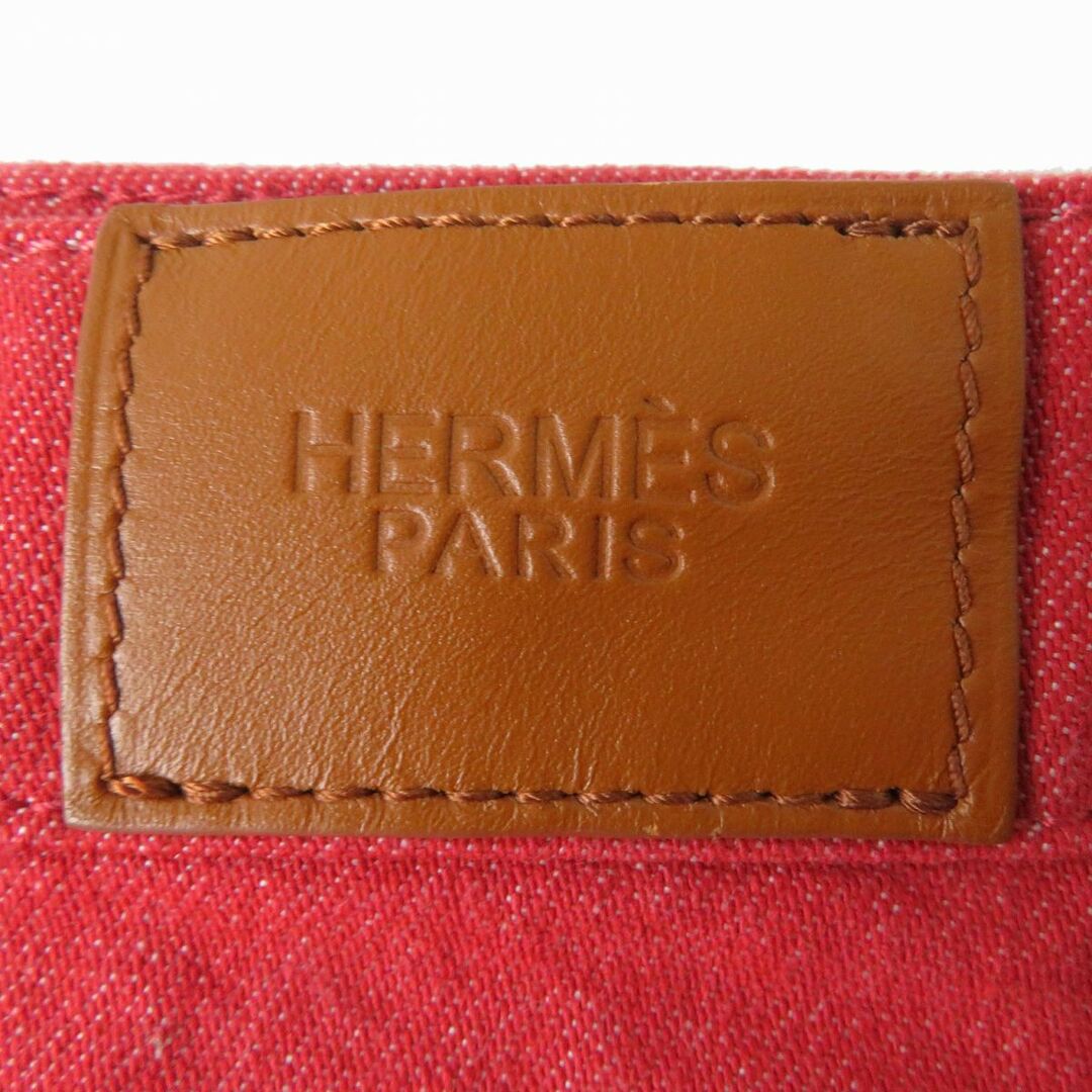 Hermes(エルメス)の未使用品△正規品 2022年 HERMES エルメス ロゴレザーパッチ・セリエボタン付 ステッチデザイン コットン ミニスカート レッド系 34 伊製 レディースのスカート(ひざ丈スカート)の商品写真