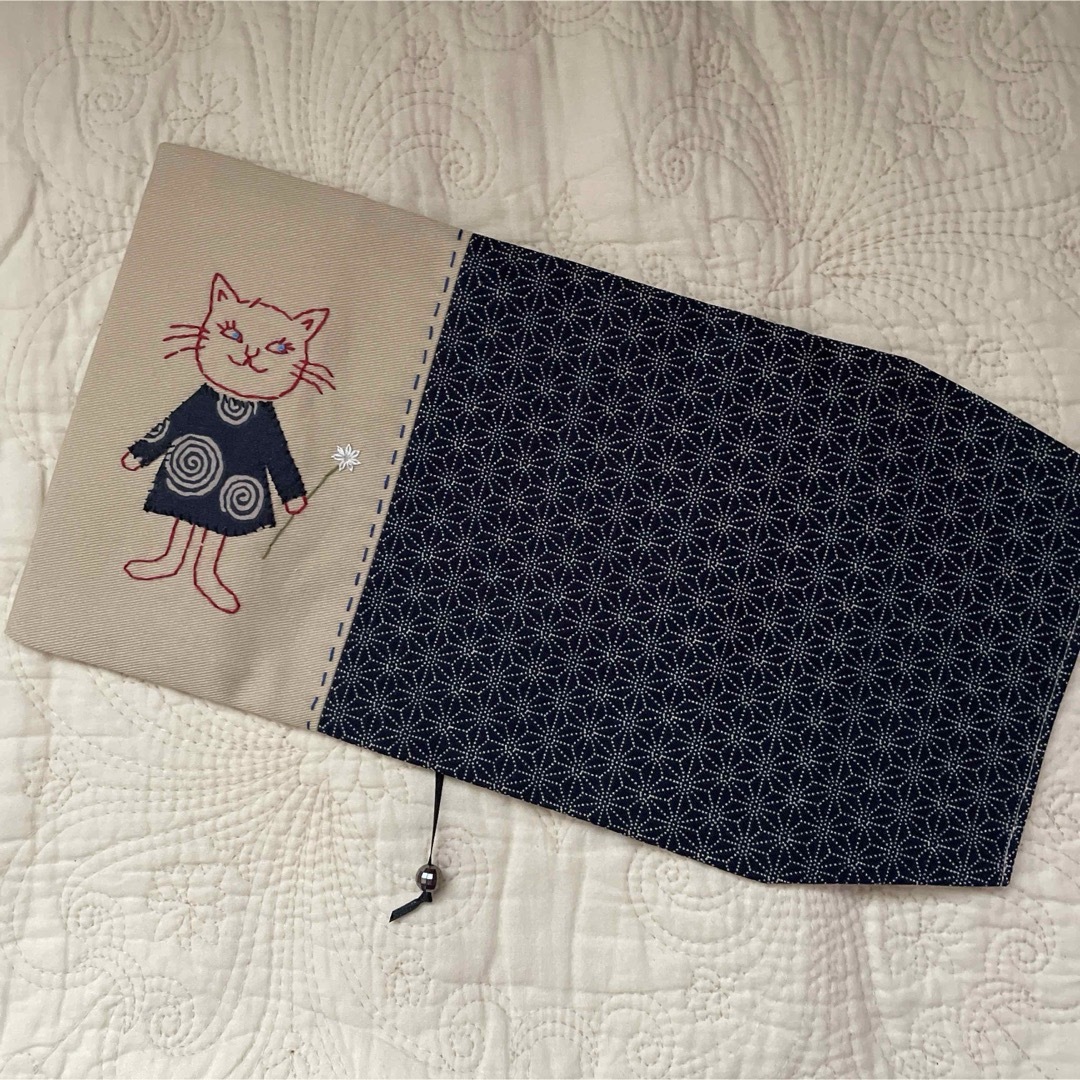 ハンドメイドのブックカバー、文庫本サイズ　刺繍　ネコちゃん ハンドメイドの文具/ステーショナリー(ブックカバー)の商品写真