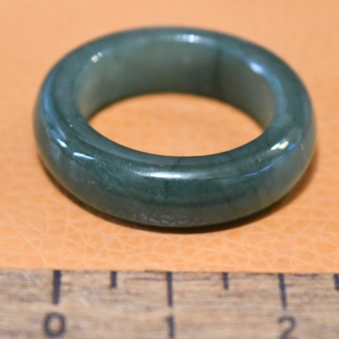 J1179　ヒスイ　翡翠　リング　指輪　19号　ミャンマー　ジェイド　ジェダイト レディースのアクセサリー(リング(指輪))の商品写真
