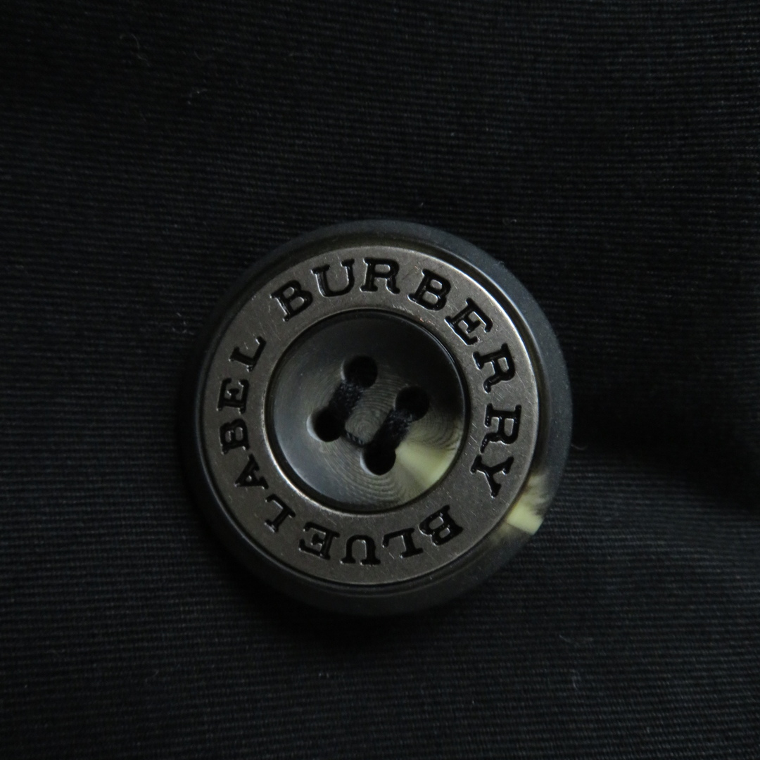 BURBERRY BLUE LABEL(バーバリーブルーレーベル)の極美品 BURBERRY BLUE LABEL バーバリーブルーレーベル FNF49-681 ロゴボタン・ライナー付き 裏地チェック柄 ショート丈 トレンチコート ブラック 40 日本製 正規品 レディース レディースのジャケット/アウター(トレンチコート)の商品写真