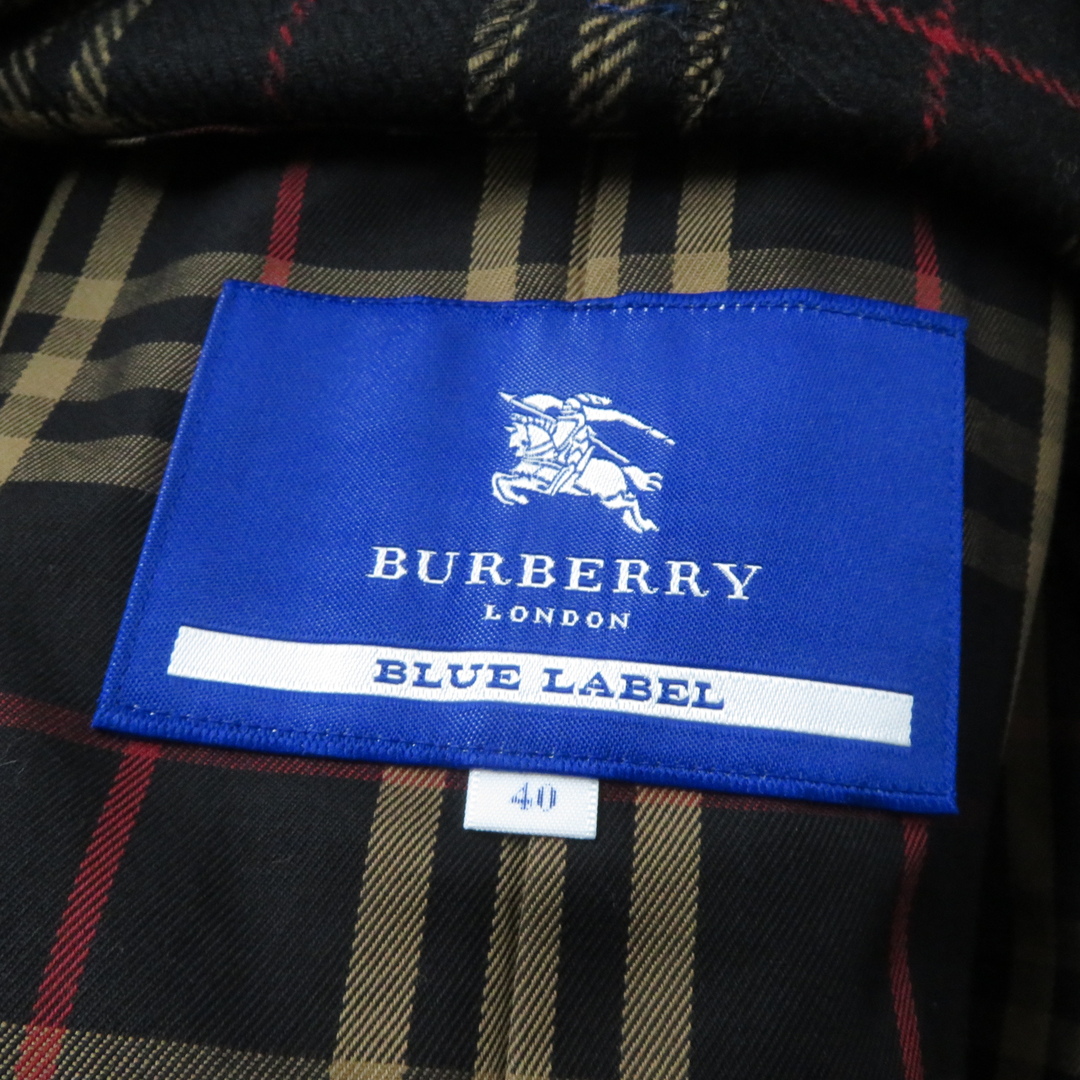 BURBERRY BLUE LABEL(バーバリーブルーレーベル)の極美品 BURBERRY BLUE LABEL バーバリーブルーレーベル FNF49-681 ロゴボタン・ライナー付き 裏地チェック柄 ショート丈 トレンチコート ブラック 40 日本製 正規品 レディース レディースのジャケット/アウター(トレンチコート)の商品写真