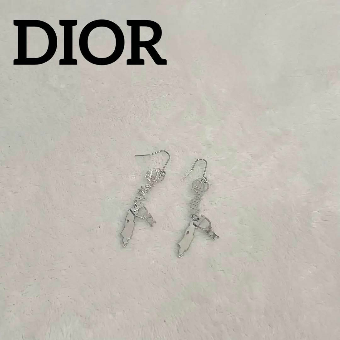 Christian Dior(クリスチャンディオール)のクリスチャンディオール　女の子モチーフ　ロゴ　筆記体　シルバー　ピアス　英字 レディースのアクセサリー(ピアス)の商品写真