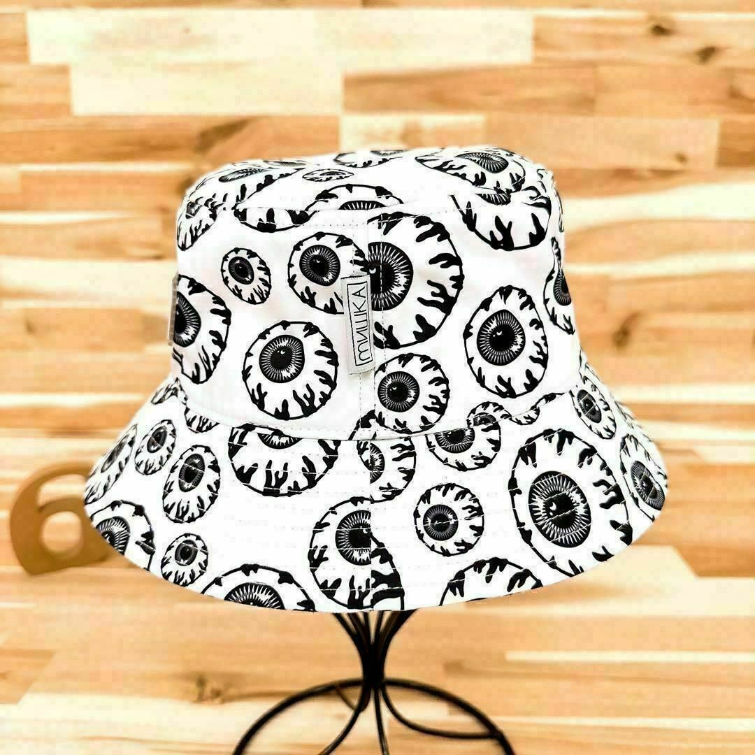 MISHKA(ミシカ)の【ミシカ】MISHIKA ラバーパッチ 目玉 総柄 バケットハット M 白×黒 レディースの帽子(ハット)の商品写真