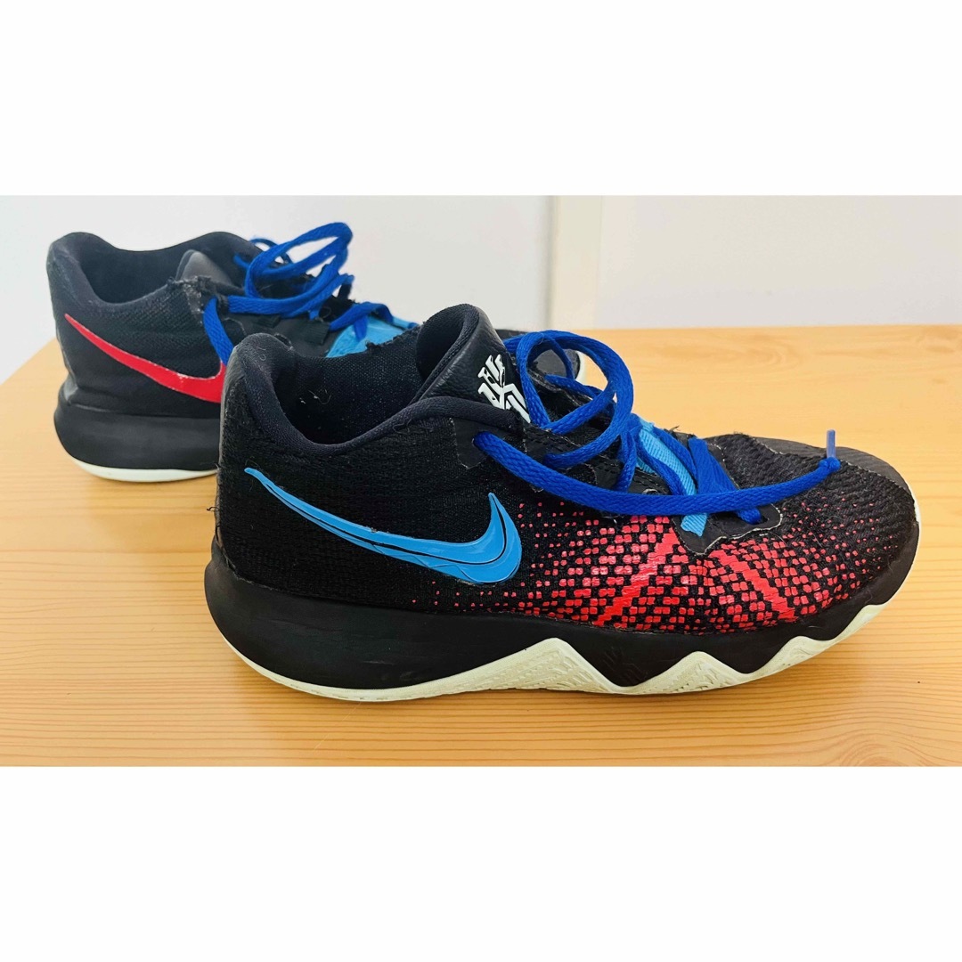 NIKE(ナイキ)の訳あり　NIKEキッズ　バッシュ　22cm キッズ/ベビー/マタニティのキッズ靴/シューズ(15cm~)(スニーカー)の商品写真