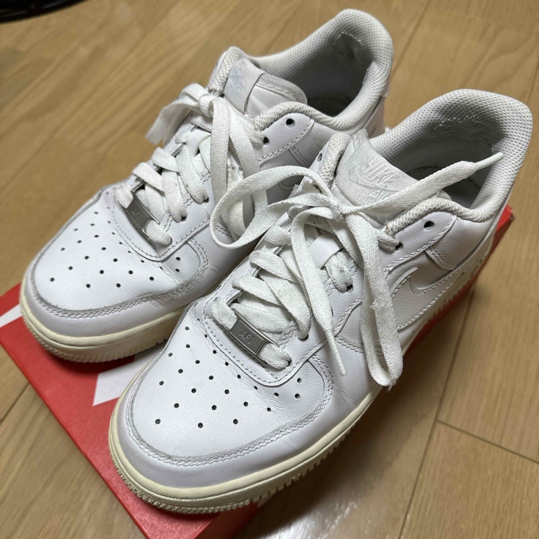 NIKE(ナイキ)のナイキ AIRFORCE1 エアフォースワン スニーカー 24cm 白 レディースの靴/シューズ(スニーカー)の商品写真