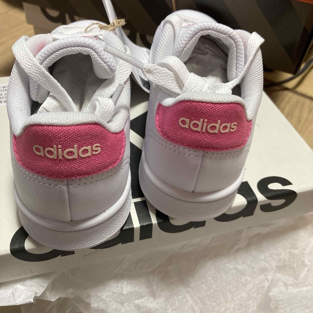 adidas(アディダス)のadidas 18 アドバンコート  アディダス　スニーカー　いー キッズ/ベビー/マタニティのキッズ靴/シューズ(15cm~)(スニーカー)の商品写真