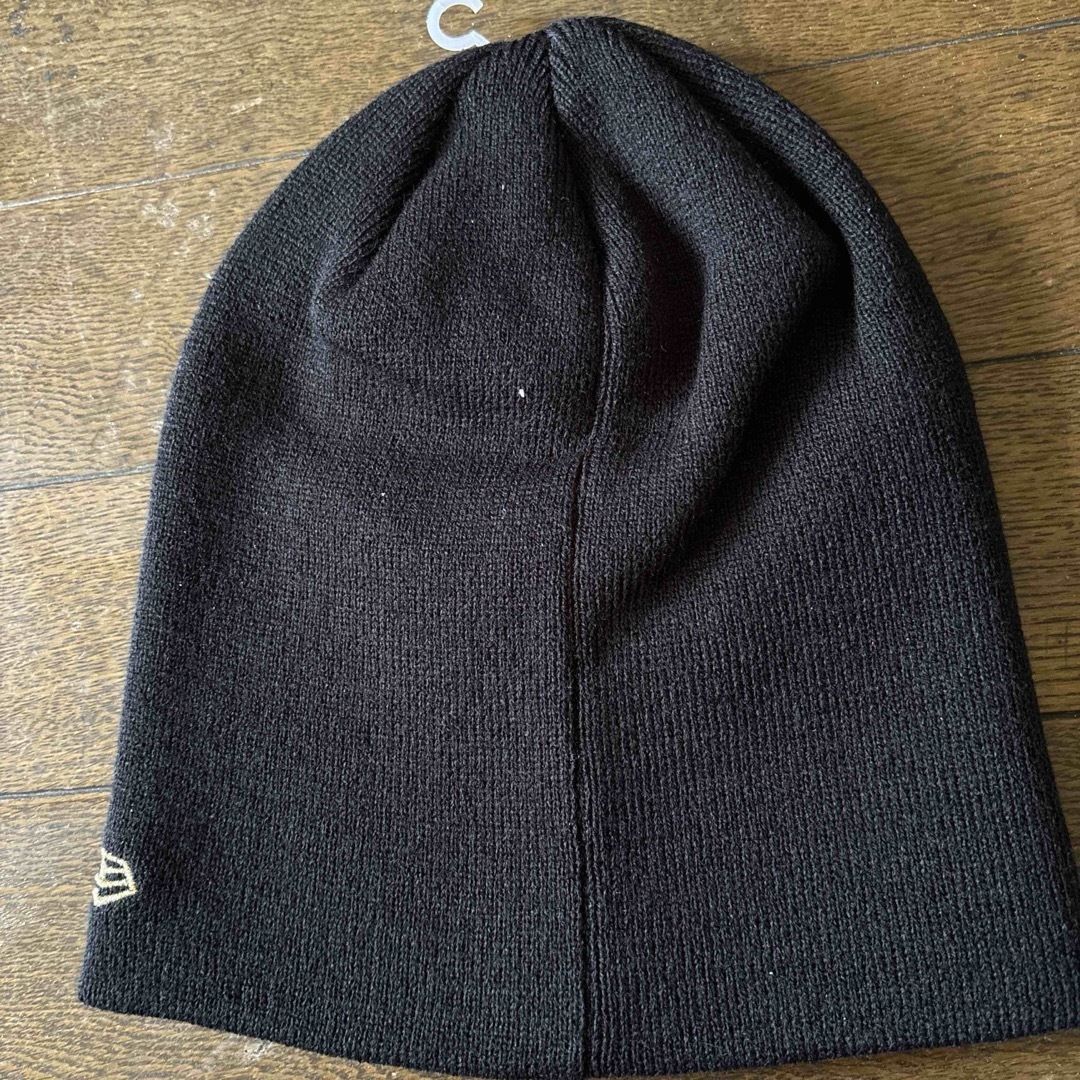NEW ERA(ニューエラー)のニューエラニットキャップブラックゴールド メンズの帽子(ニット帽/ビーニー)の商品写真