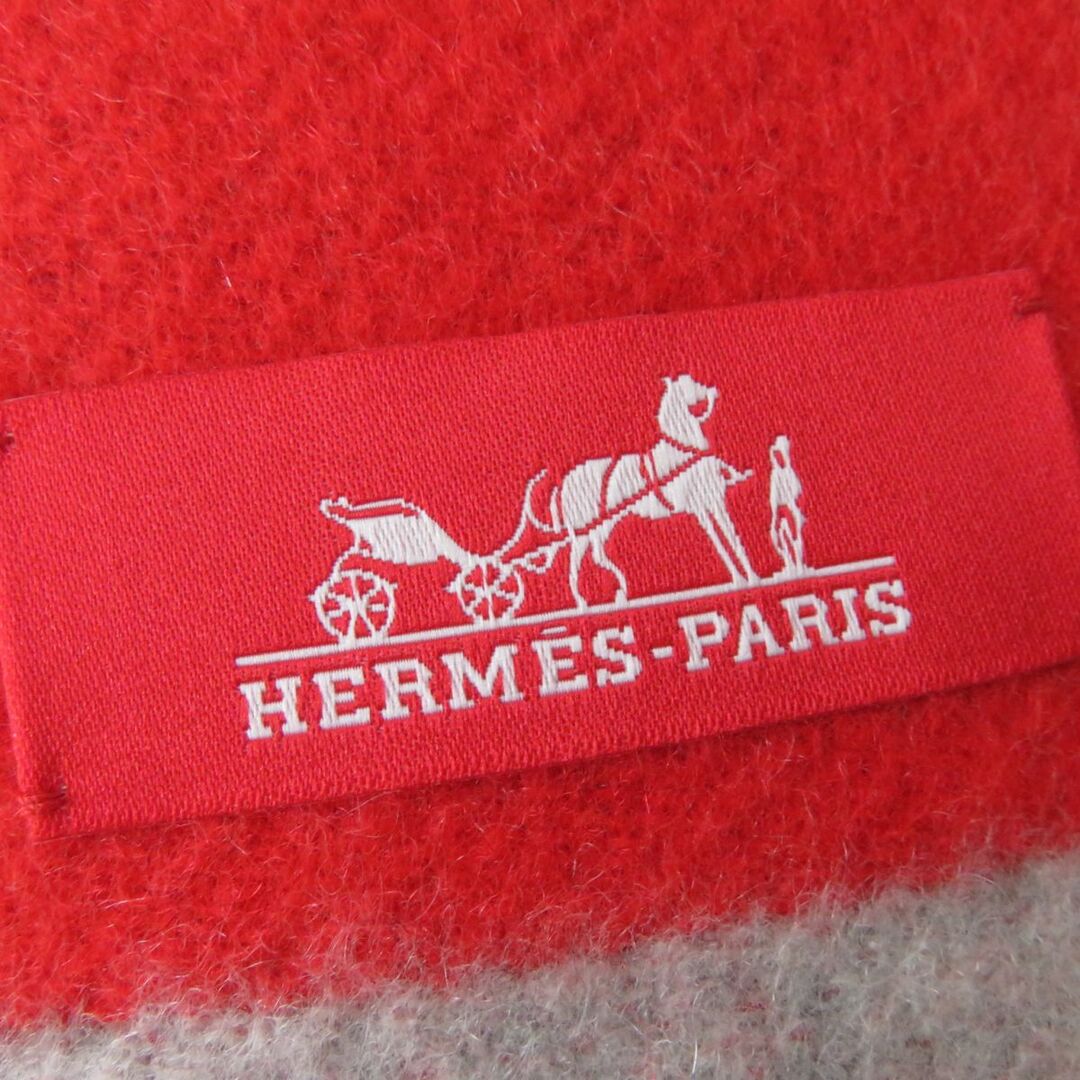 Hermes(エルメス)の未使用品◎正規品 イギリス製 HERMES エルメス カシミヤ100％ マフラー H259105S CASAQUE PILE OU FACE レッド×ライトグレー 箱・タグ付き レディースのファッション小物(マフラー/ショール)の商品写真