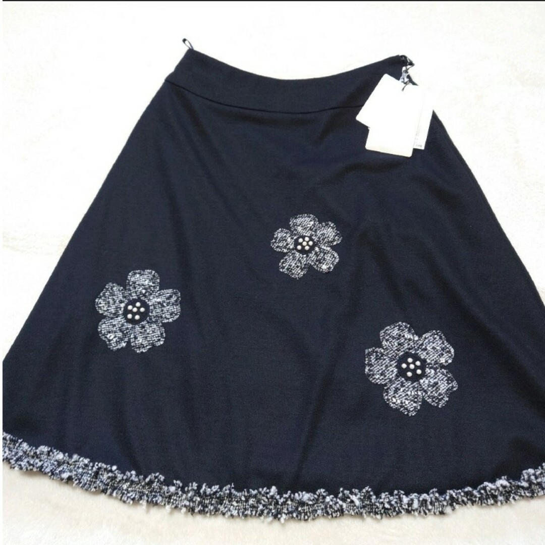 M'S GRACY(エムズグレイシー)のエムズグレイシー　ひざ丈スカート　ウール　ツイードフリル　花　ビーズ　日本製　黒 レディースのスカート(ひざ丈スカート)の商品写真