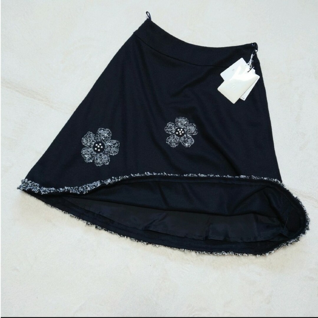 M'S GRACY(エムズグレイシー)のエムズグレイシー　ひざ丈スカート　ウール　ツイードフリル　花　ビーズ　日本製　黒 レディースのスカート(ひざ丈スカート)の商品写真