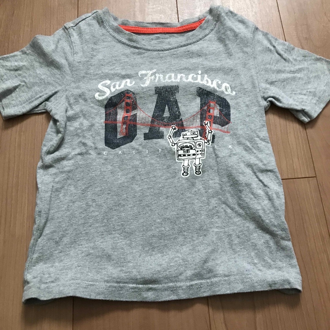 GAP(ギャップ)の子供服100cm キッズ/ベビー/マタニティのキッズ服男の子用(90cm~)(Tシャツ/カットソー)の商品写真