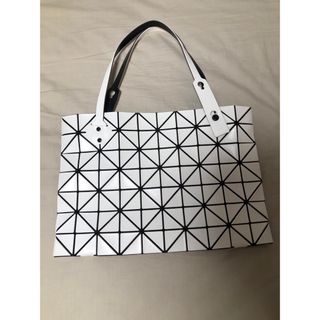 バオバオイッセイミヤケ(BaoBaoIsseyMiyake)のISSEYMIYAKE イッセイミヤケ BAOBAO バオバオ トートバッグ 白(トートバッグ)