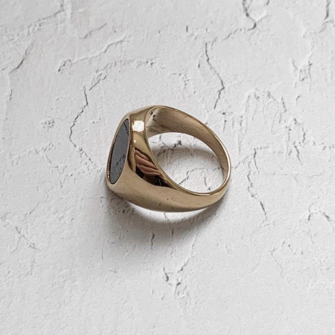 オニキス調ブラックストーン丸型リング　ゴールド 　カレッジリング　20号 メンズのアクセサリー(リング(指輪))の商品写真