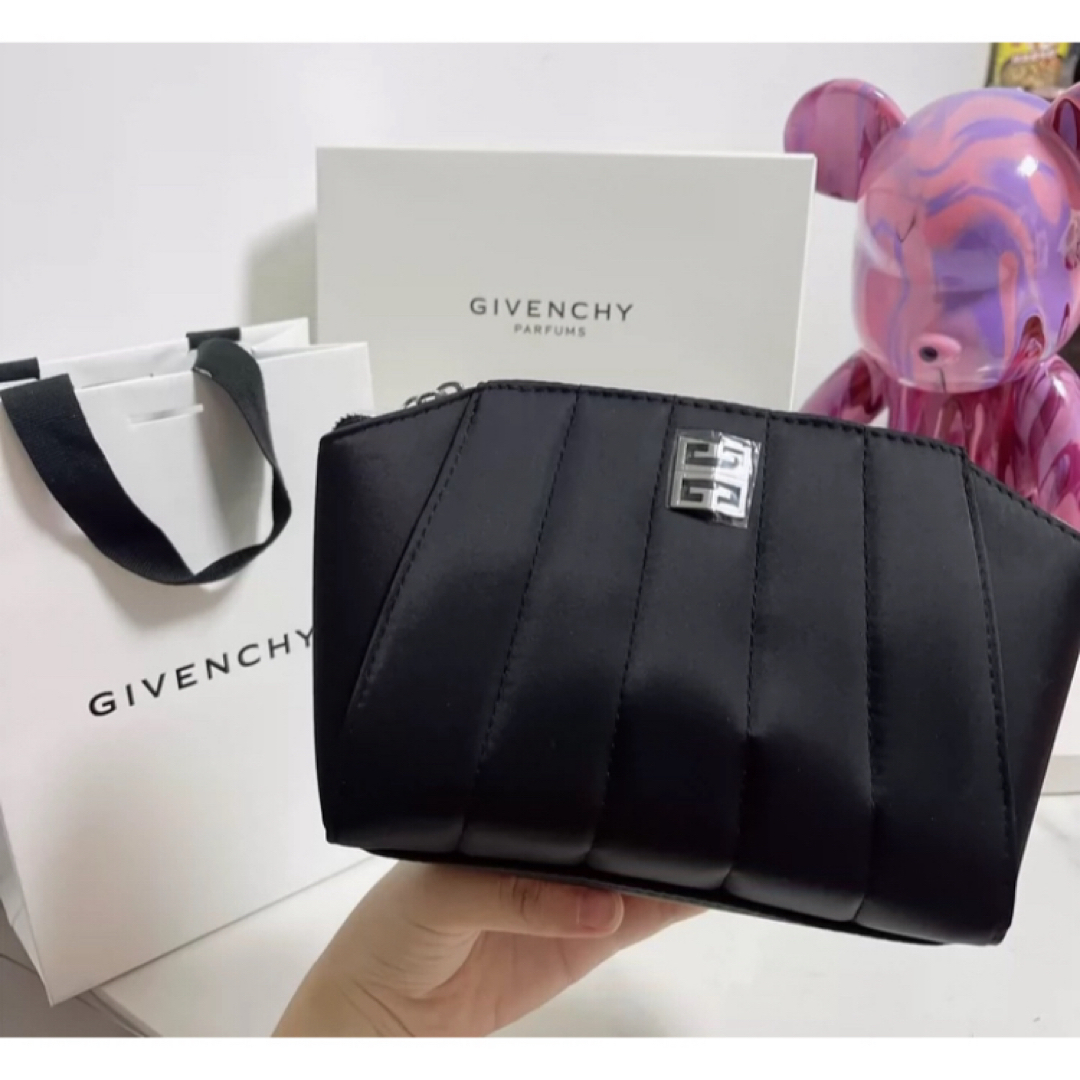 GIVENCHY(ジバンシィ)の新品未使用 ジバンシー GIVENCHY  ノベルティマルチポーチ　正規品 レディースのファッション小物(ポーチ)の商品写真