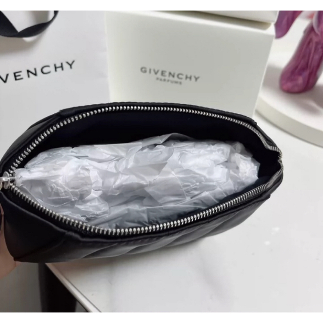 GIVENCHY(ジバンシィ)の新品未使用 ジバンシー GIVENCHY  ノベルティマルチポーチ　正規品 レディースのファッション小物(ポーチ)の商品写真