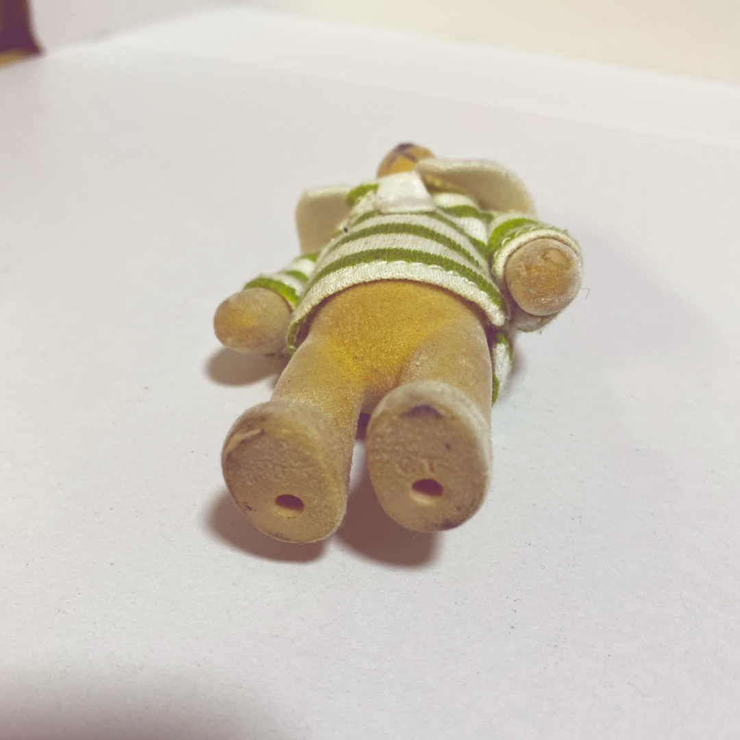シルバニアファミリー(シルバニアファミリー)のシルバニアファミリー　　人形　　くま　ストライプ柄服着用 エンタメ/ホビーのおもちゃ/ぬいぐるみ(ぬいぐるみ)の商品写真