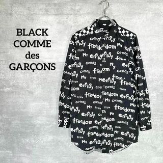 ブラックコムデギャルソン(BLACK COMME des GARCONS)の『ブラックコムデギャルソン』 (M) 総柄文字 シャツ / ブラック(シャツ)