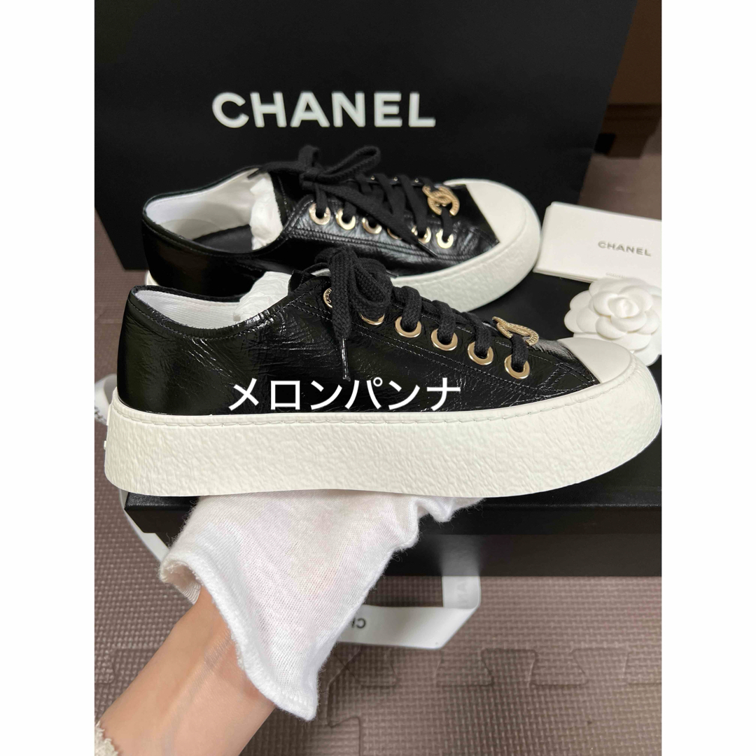 CHANEL(シャネル)の新品 CHANEL 24P スニーカー 36 CCマーク 入手困難 レディースの靴/シューズ(スニーカー)の商品写真