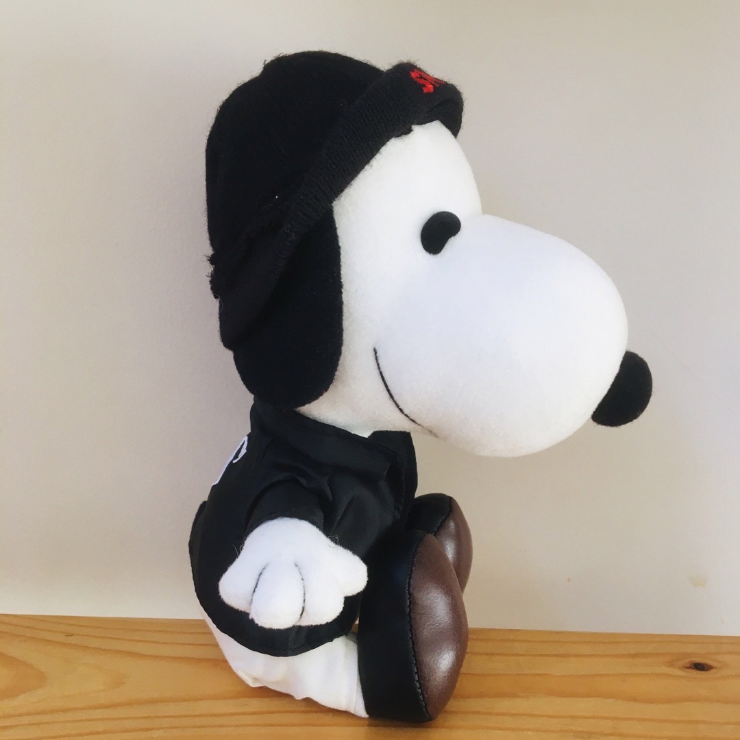 SNOOPY(スヌーピー)のスヌーピー  ぬいぐるみ　ブラックジャケット エンタメ/ホビーのおもちゃ/ぬいぐるみ(キャラクターグッズ)の商品写真