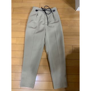 美品　SOUAIRE ハイウエストテーパードタックパンツ(クロップドパンツ)