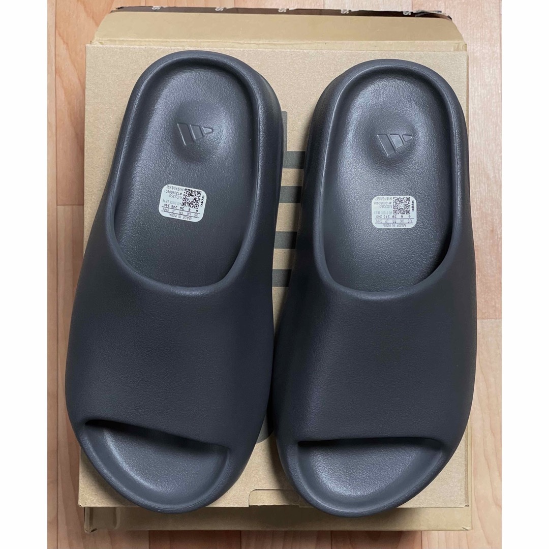 YEEZY（adidas）(イージー)のYZY SLIDE SLATE GREY イージー スライド　グレー【24.5】 メンズの靴/シューズ(サンダル)の商品写真