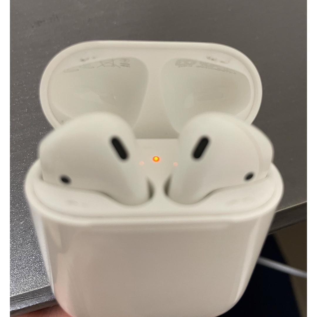 Apple(アップル)のAirPods 第1世代 MMEF2J/A スマホ/家電/カメラのオーディオ機器(ヘッドフォン/イヤフォン)の商品写真