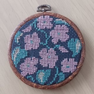 クロスステッチ刺繍・完成品　『スミレ』(その他)