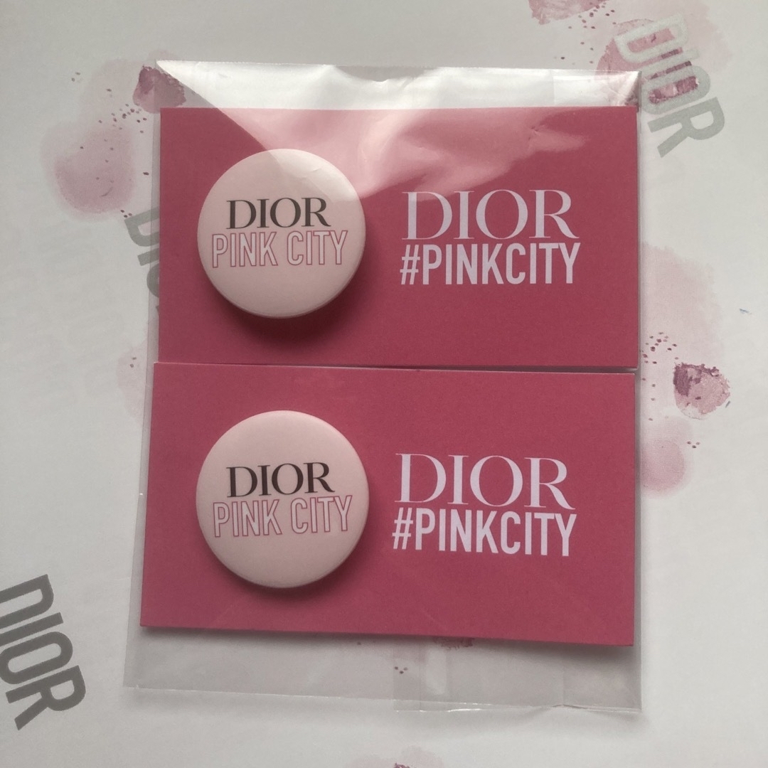 Christian Dior(クリスチャンディオール)のDIOR  シール＆缶バッジ  PINKCITY💙レア2set  売り切り💙 エンタメ/ホビーのコレクション(ノベルティグッズ)の商品写真