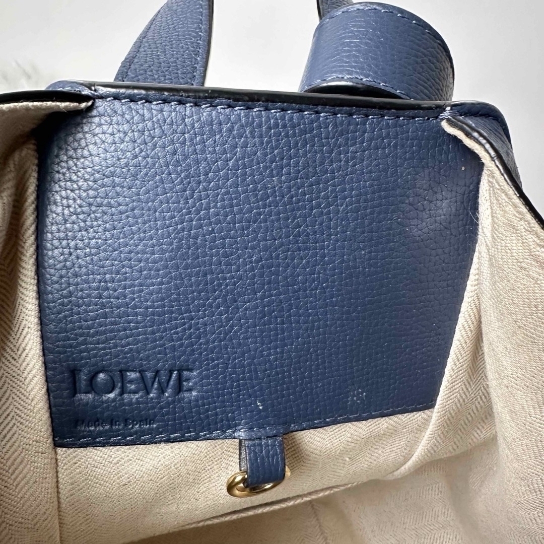 LOEWE(ロエベ)のLOEWE ハンモック　スモール　ネイビー　クラシックカーフ　ショルダー　ハンド レディースのバッグ(ショルダーバッグ)の商品写真