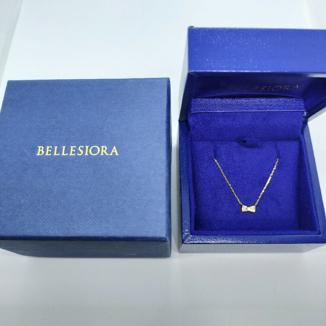 BELLESIORA(ベルシオラ)のベルシオラ ダイヤモンド リボン ネックレス K18YG 0.08ct 1.2g レディースのアクセサリー(ネックレス)の商品写真