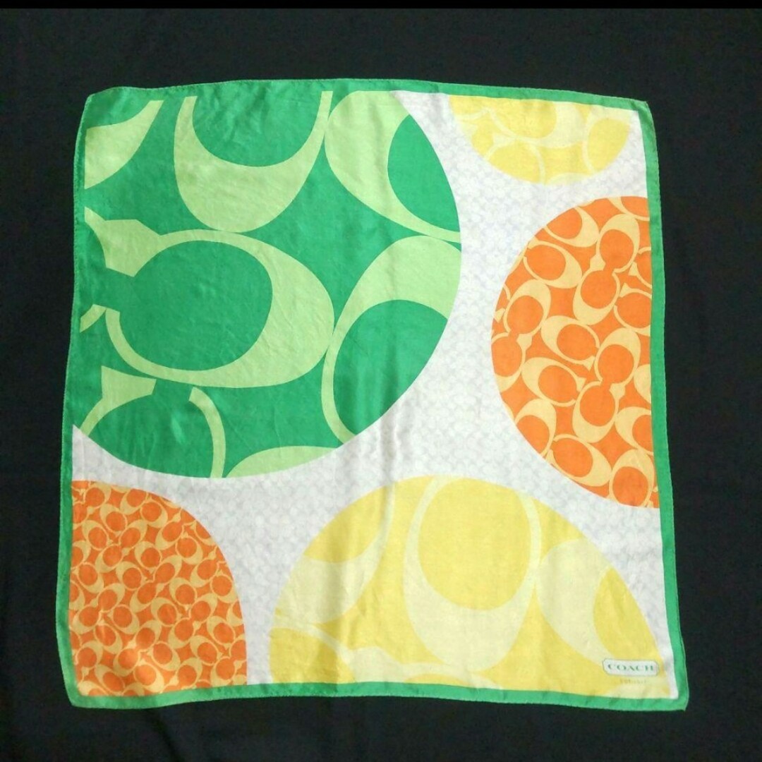 COACH(コーチ)のCOACH　グリーン×オレンジ シグネチャー柄 スカーフ レディースのファッション小物(バンダナ/スカーフ)の商品写真