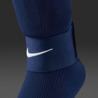 ナイキ(NIKE)の★送料無料★UK直輸入★ナイキ★シンガードステイ 専用ケース付★紺x白/1ペア★(その他)