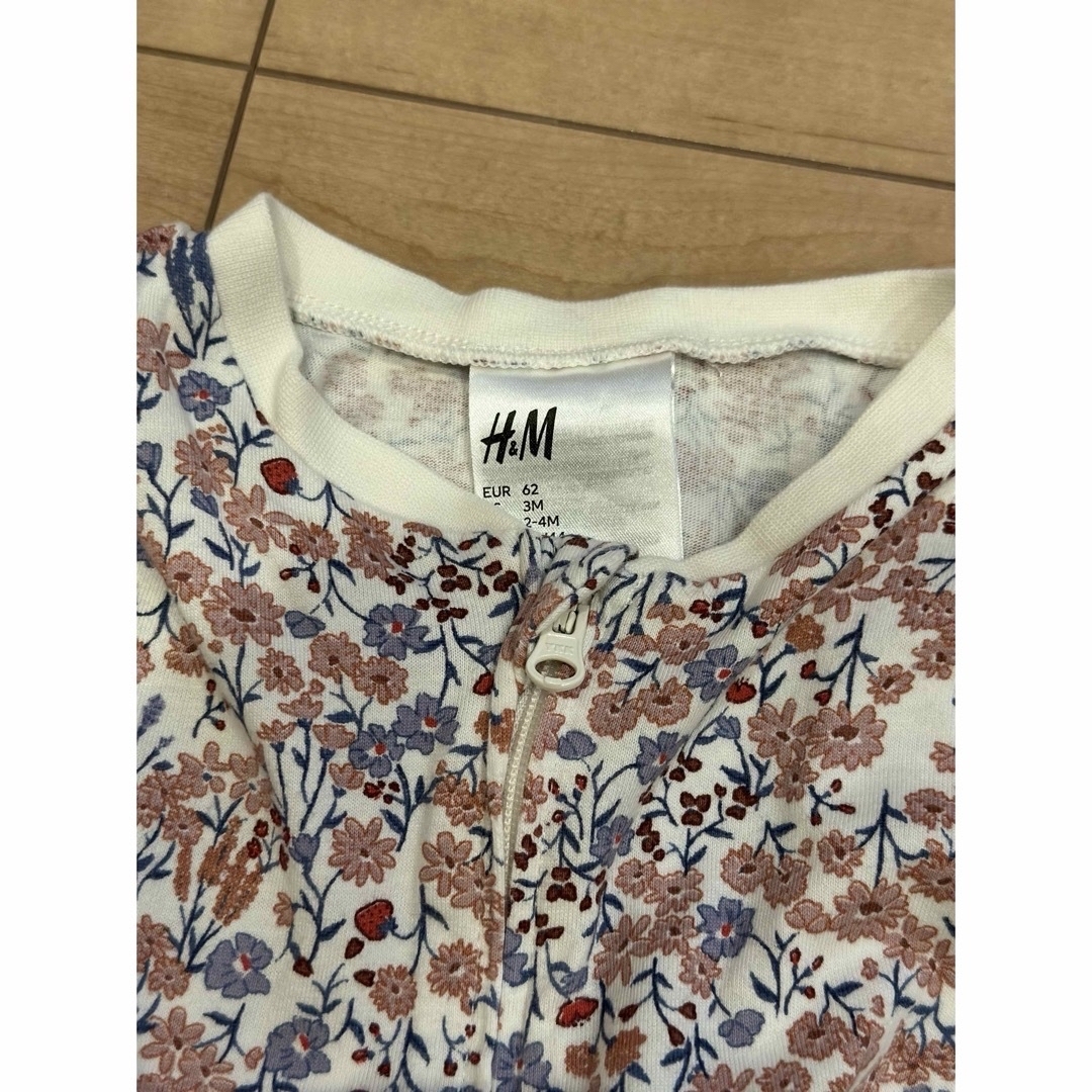 H&M(エイチアンドエム)の【お値下げ】H&M baby 花柄ロンパース　2〜4month キッズ/ベビー/マタニティのベビー服(~85cm)(ロンパース)の商品写真