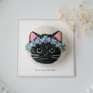 No.206　あじさいの花冠をつけた黒猫さん　刺繍ブローチ(コサージュ/ブローチ)