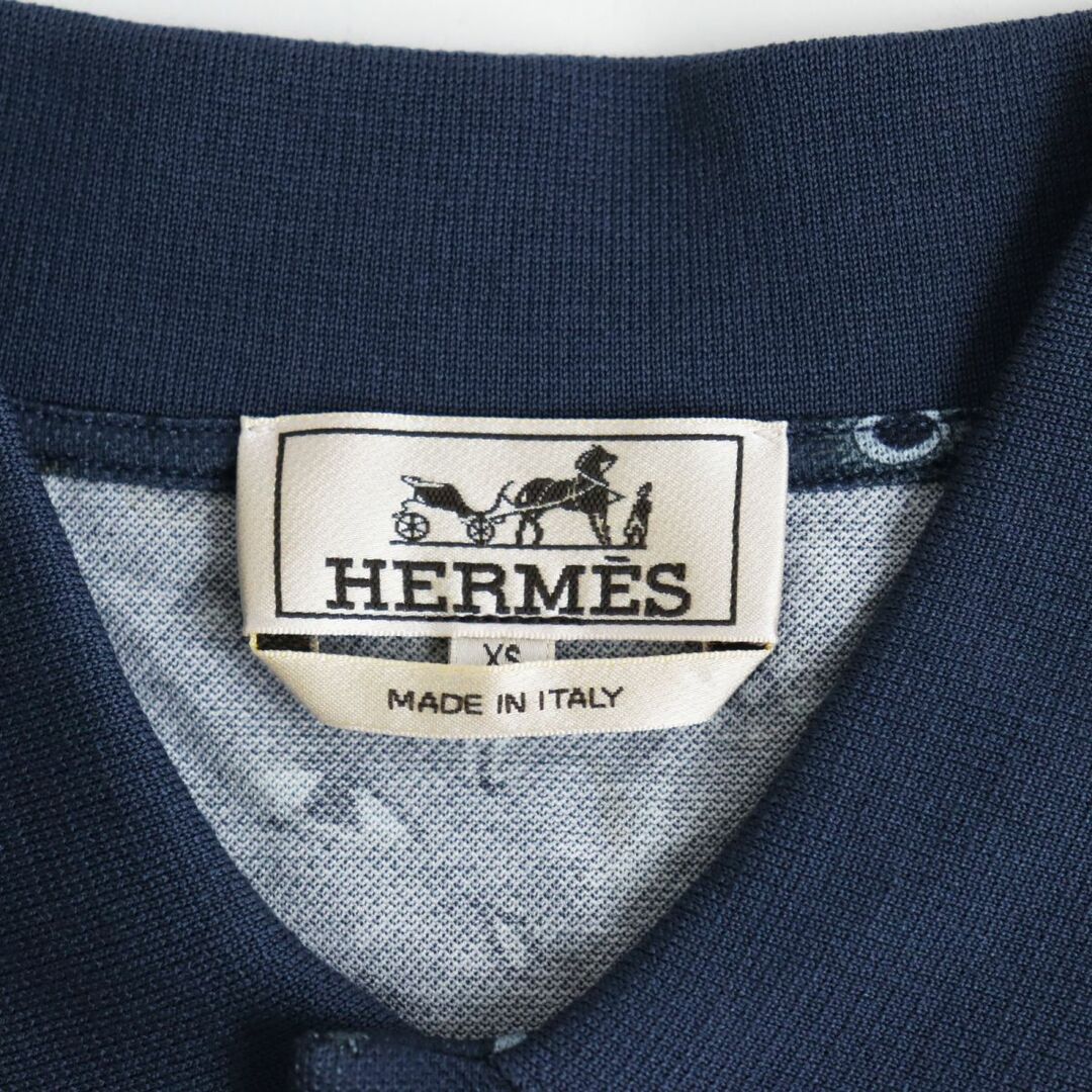 Hermes(エルメス)の未使用品●22SS HERMES エルメス ホエア・イズ・スーパーH 総柄 半袖 ポロシャツ ブルー系 XS イタリア製 正規品 タグ付き メンズ メンズのトップス(ポロシャツ)の商品写真