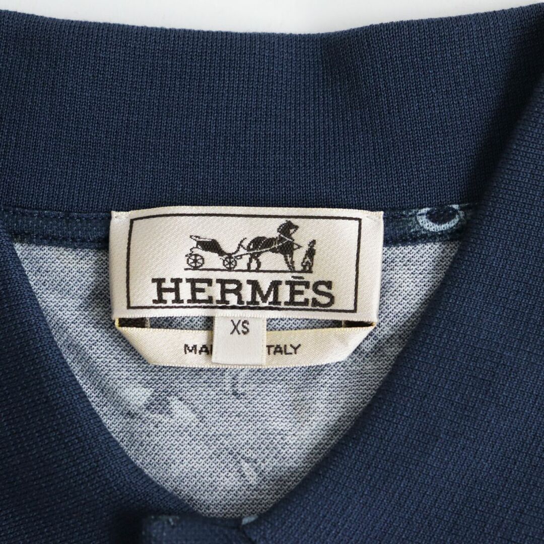 Hermes(エルメス)の未使用品●22SS HERMES エルメス ホエア・イズ・スーパーH 総柄 半袖 ポロシャツ ブルー系 XS イタリア製 正規品 タグ付き メンズ メンズのトップス(ポロシャツ)の商品写真