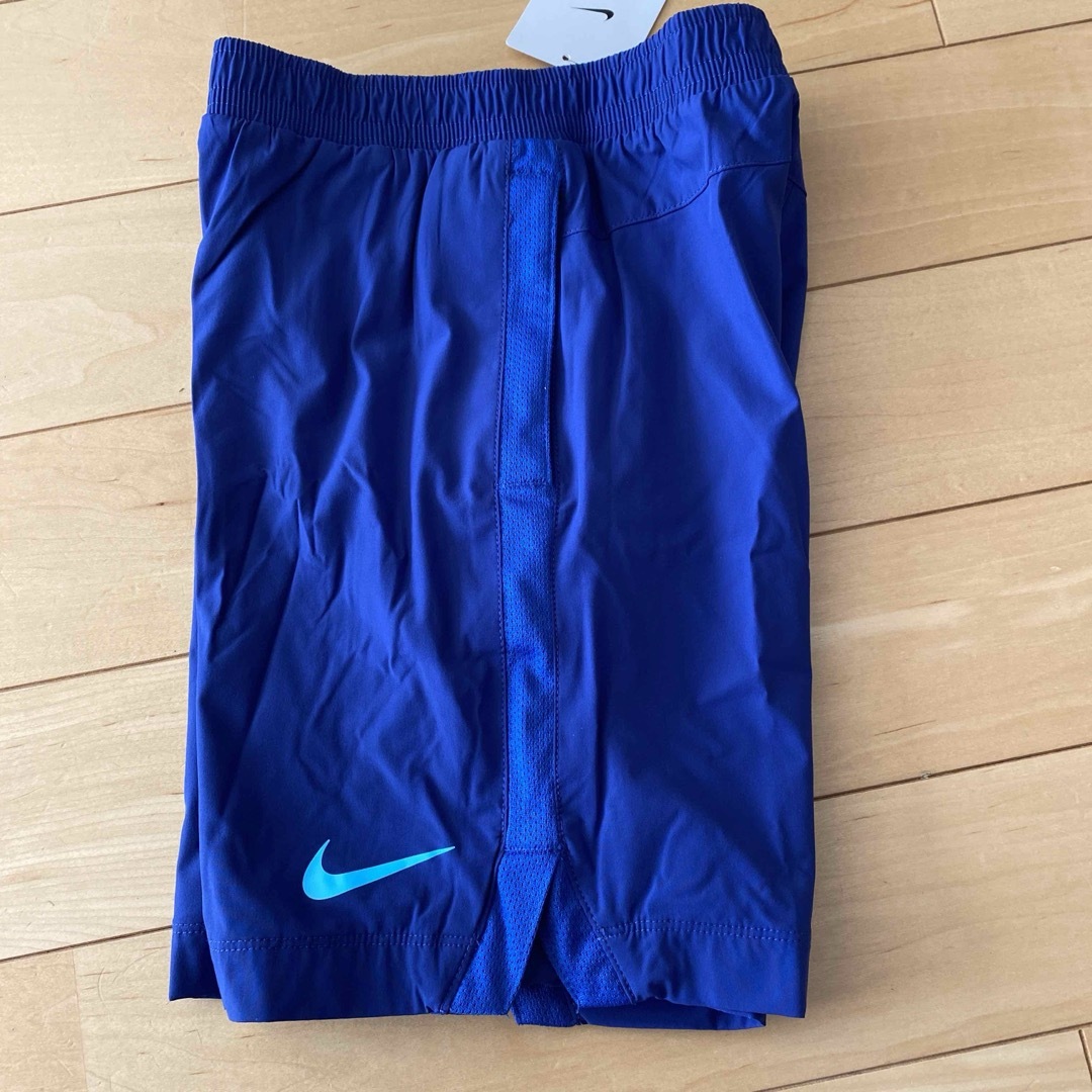 NIKE(ナイキ)の新品　ナイキ　ハーフパンツ　短パン　ウーブンショートパンツ　ブルー　120 キッズ/ベビー/マタニティのキッズ服男の子用(90cm~)(パンツ/スパッツ)の商品写真