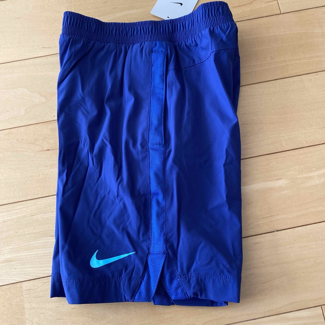 NIKE(ナイキ)の新品　ナイキ　ハーフパンツ　短パン　ウーブンショートパンツ　ブルー　110 キッズ/ベビー/マタニティのキッズ服男の子用(90cm~)(パンツ/スパッツ)の商品写真