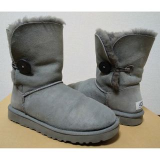 アグオーストラリア(UGG AUSTRALIA)のUGGアグ ベイリーボタン 24cm グレー 5803 ムートンブーツ ミドル丈(ブーツ)