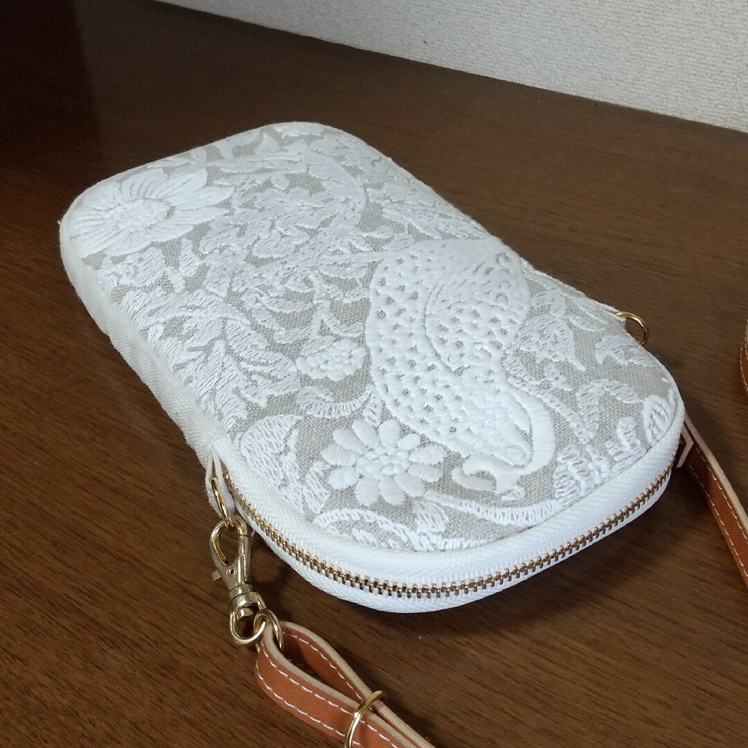 ハンドメイド  スマホポシェット  ウィリアムモリス  刺繍  いちご泥棒 ハンドメイドのファッション小物(バッグ)の商品写真