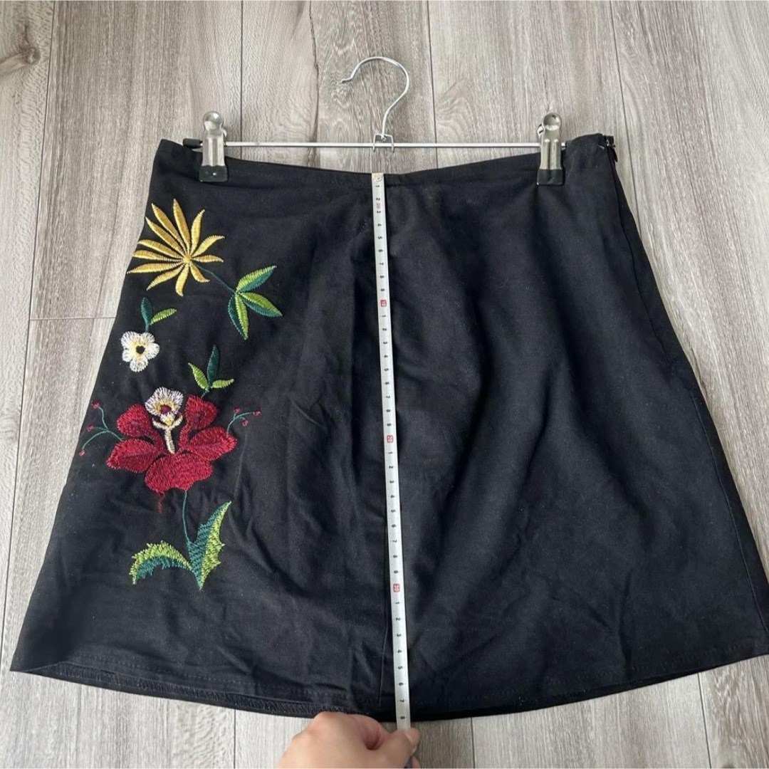 花柄刺繍 台形ベロアスカート レディースのスカート(ミニスカート)の商品写真