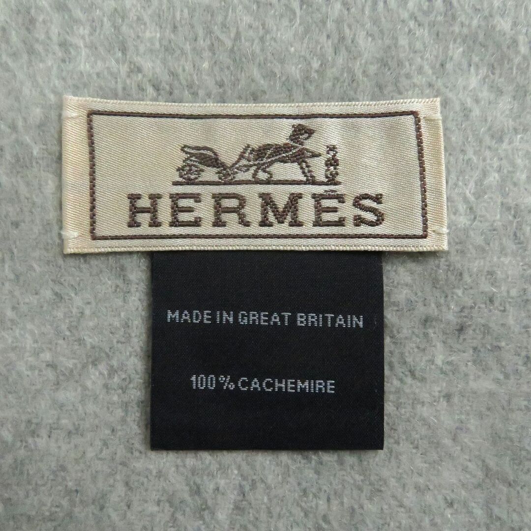 Hermes(エルメス)の極美品□HERMES/エルメス　ロゴ刺繍　カシミヤ100％　フリンジマフラー/大判ショール　グレー　イギリス製　メンズオススメ　寒い時期に◎ メンズのファッション小物(マフラー)の商品写真