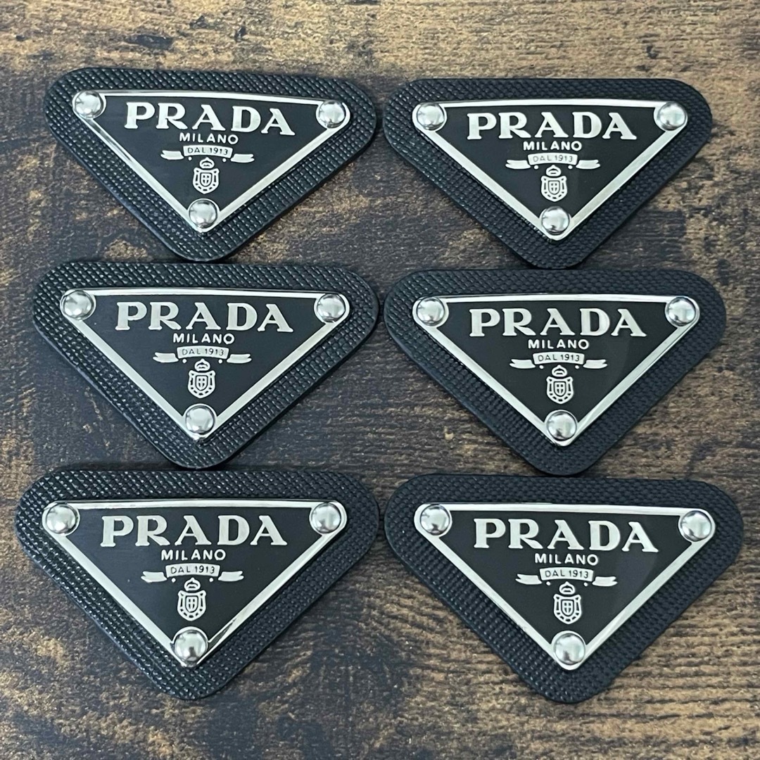 PRADA(プラダ)の【6枚】PRADA プラダ  ロゴプレート ロゴパーツ ブラック メタル 新品 ハンドメイドの素材/材料(各種パーツ)の商品写真