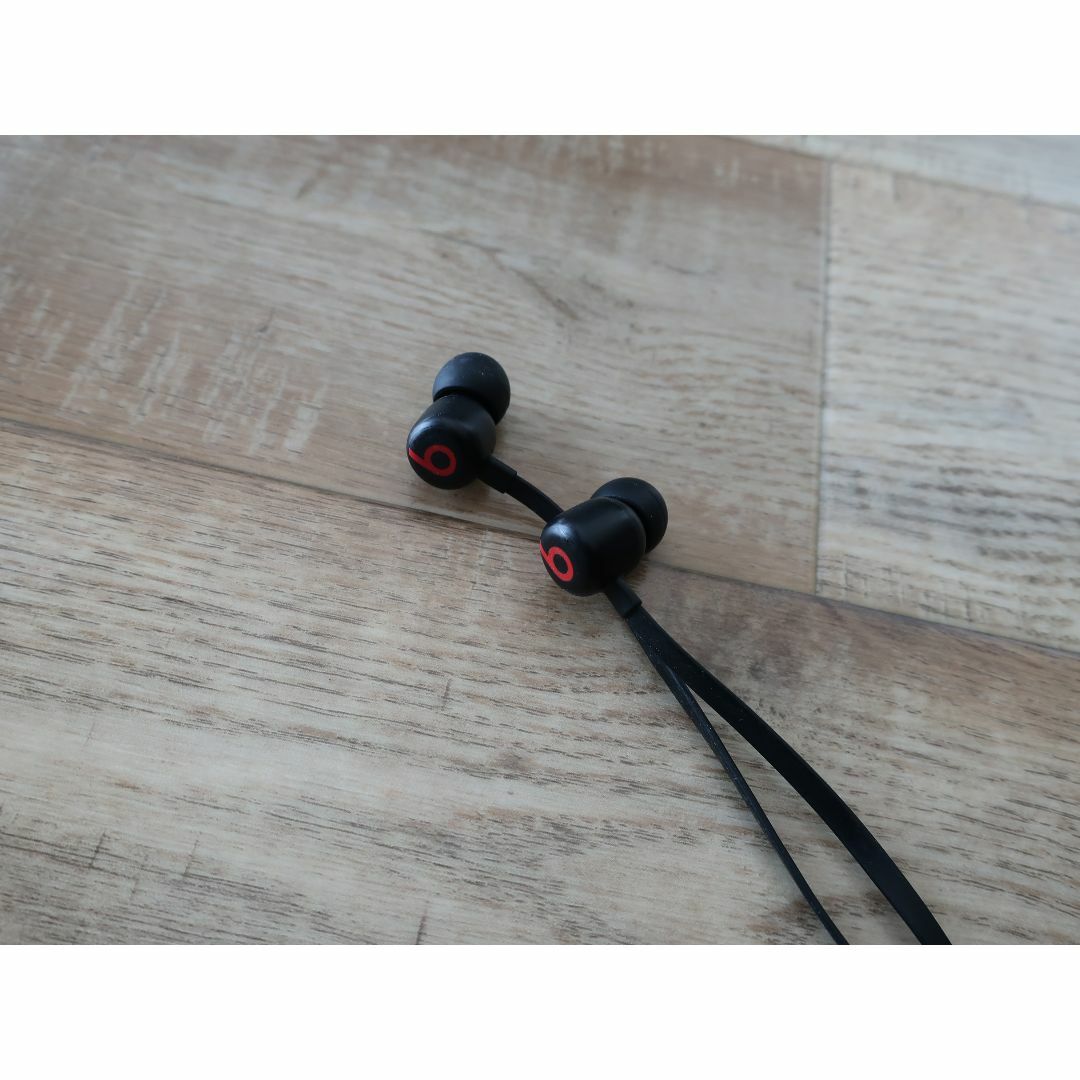 Beats(ビーツ)の★格安 ビーツフレックス ワイヤレスイヤホン beatsFlex 新品イヤピ付黒 スマホ/家電/カメラのオーディオ機器(ヘッドフォン/イヤフォン)の商品写真