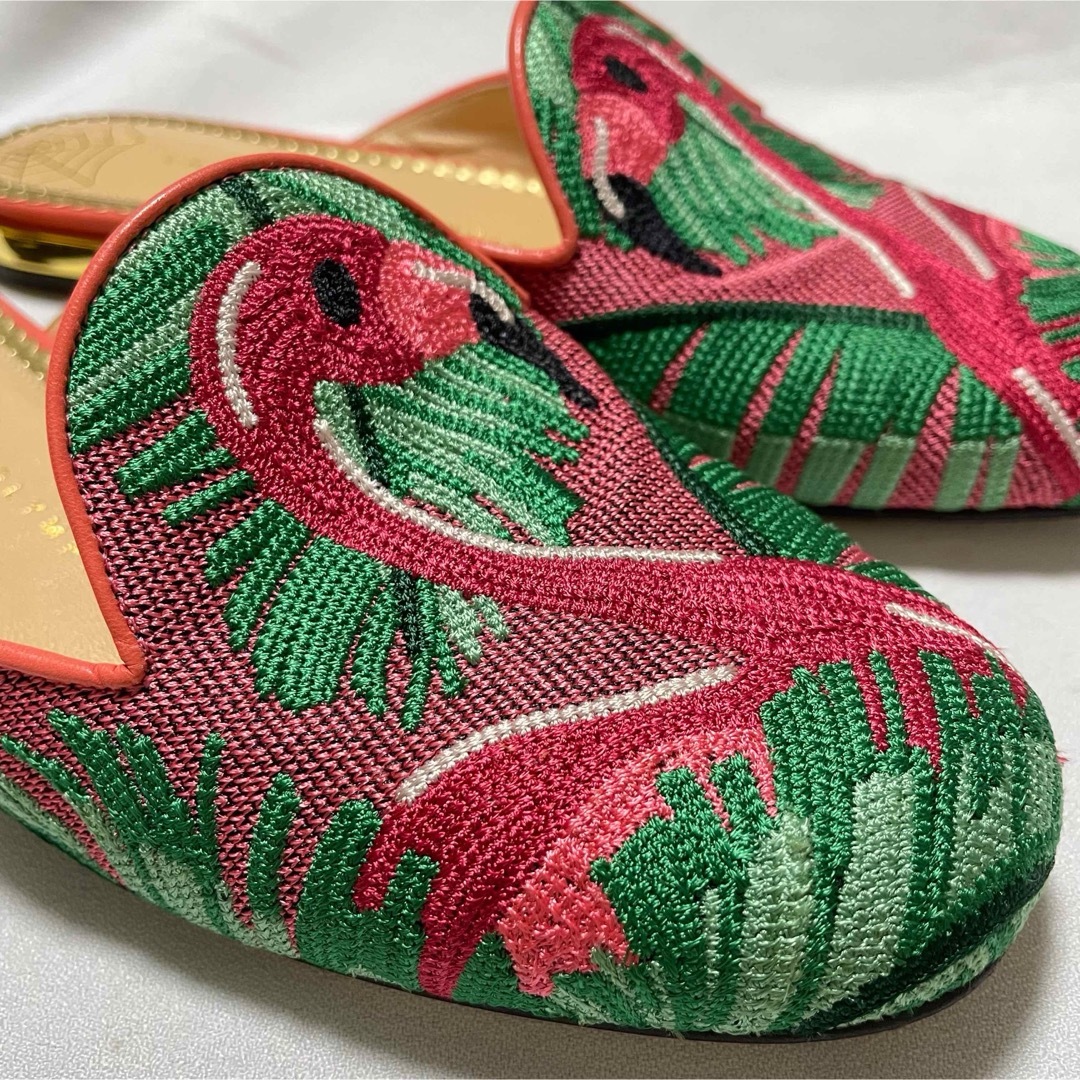 Charlotte Olympia(シャルロットオリンピア)の【美品】シャルロットオリンピア フラミンゴ刺繍 スリッパミュール レディースの靴/シューズ(ミュール)の商品写真